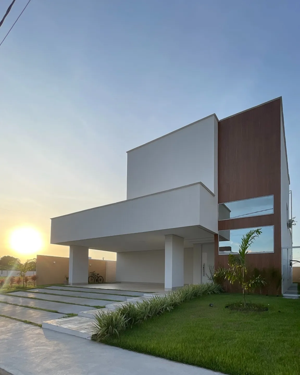Casa de alto padrão ao entardecer, vendida pela Central